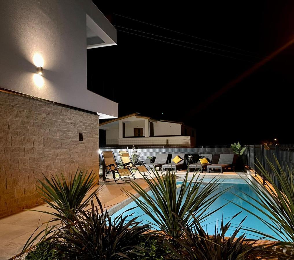 J&N Hill'S Residence With Swimming Pool Медулин Экстерьер фото